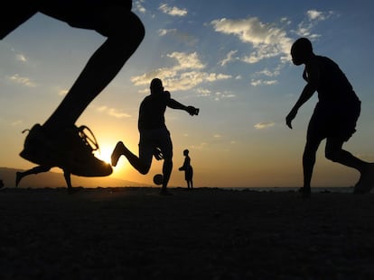 Varios niños juegan al fútbol en una imagen de archivo