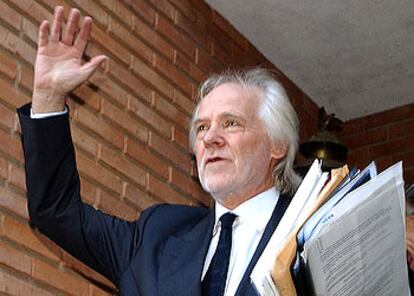 Juan Carlos Blumberg saluda a los manifestantes al salir del Congreso argentino el pasado 1 de abril.