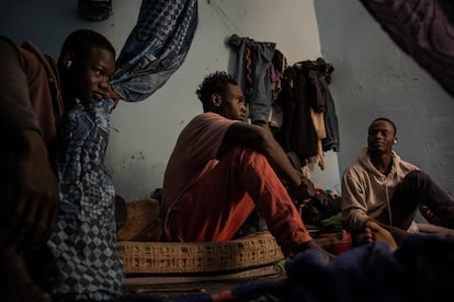 De izquierda a derecha Seydou Coulibaly, Abdoulaye Coulibaly e Ibrahima Cissé, en la habitación que comparten en Nuadibú, Mauritania.