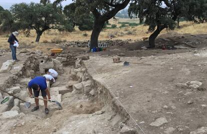 Excavaciones de los muros del edificio hallado en Medina Azahara.