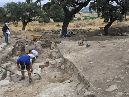 Excavaciones de los muros del edificio hallado en Medina Azahara.