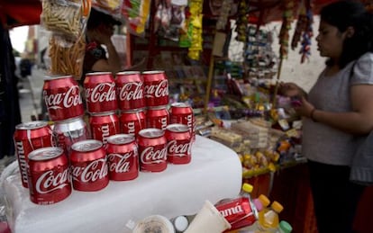 Latas de Coca-Cola sobre un bloque de hielo en Ciudad de Mexico