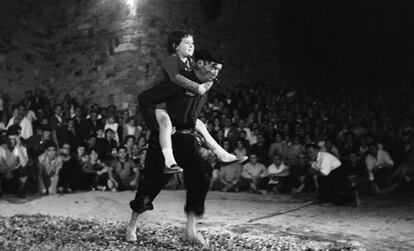 San Pedro Manrique (Soria), 26 de junio de 1965. Los mozos de la localidad caminan descalzos sobre ascuas de encina sin quemarse, como es tradición.