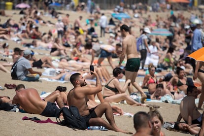 Vista de la playa de la Barceloneta, en Barcelona, llena de bañistas el miércoles.
