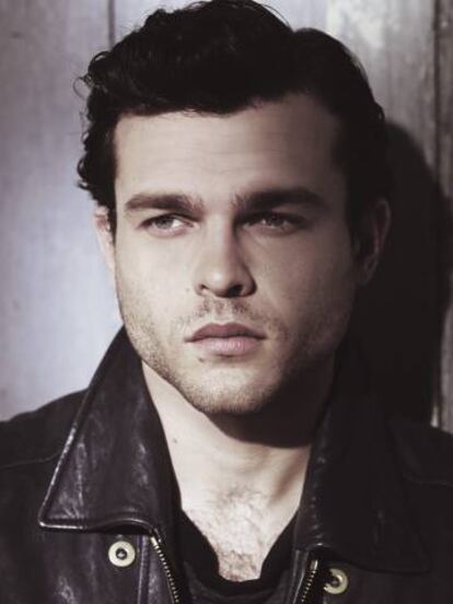 Alden Ehrenreich viste cazadora negra de cuero con tachuelas doradas Marc Jacobs. ‘Han Solo: una historia de Star wars’ se estrena el 25 de mayo.