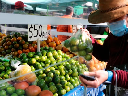 Un cliente compra limones en un tianguis de Ciudad de México, en 2022.