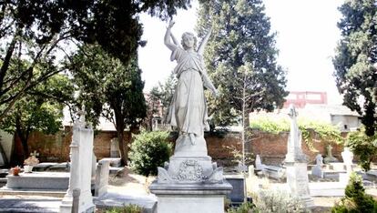 Unas 600 tumbas acogen los restos de un millar de personas en el Cementerio Británico.