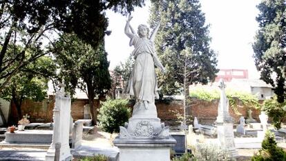 Unas 600 tumbas acogen los restos de un millar de personas en el Cementerio Brit&aacute;nico.