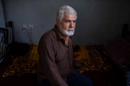 Abdulmayed Abu Alshaer, de 71 años, es natural de Homs, en el oeste de Siria. En 2014, cuando iba a comprar pan, sufrió heridas en la cabeza, el torso, el costado y una de las manos por metralla de un misil lanzado por el Ejército de Bachar el Asad. Lleva en Reihanly desde 2016, donde recibe atención médica. Poco a poco, le van extrayendo los fragmentos de la metralla aún incrustados en su cuerpo. Su familia sigue en Homs.