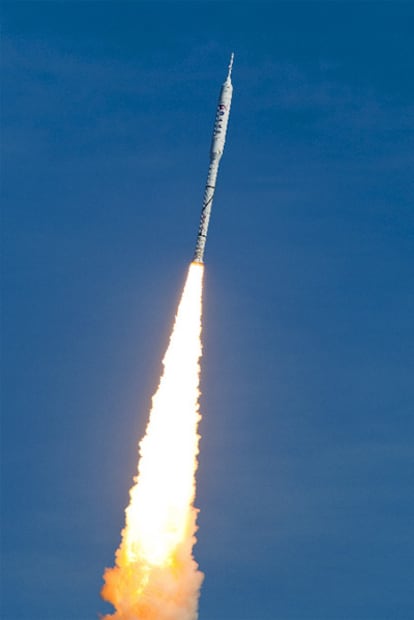 El 'Ares I-X', tras ser lanzado desde la plataforma 39B del Centro Espacial Kennedy de Florida