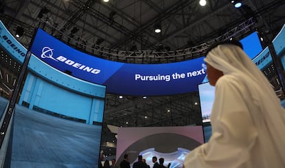 Un visitante del Salón Aeronaútico de Dubái 2023 visita el stand de Boeing.