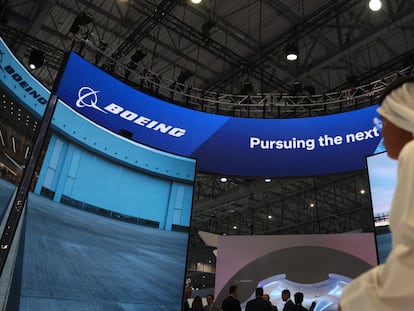 Un visitante del Salón Aeronaútico de Dubái 2023 visita el stand de Boeing.