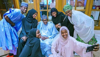 Foto difundida por la oficina de Muhammadu Buhari, prresidente de Nigeria, de él mismo haciéndose un 'selfie' con varias mujeres de su familia después de las oraciones por la fiesta religiosa del Eid al-Fitr en su residencia de Abuya, Nigeria, el 24 de mayo de 2020.