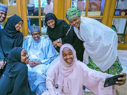 Foto difundida por la oficina de Muhammadu Buhari, prresidente de Nigeria, de él mismo haciéndose un 'selfie' con varias mujeres de su familia después de las oraciones por la fiesta religiosa del Eid al-Fitr en su residencia de Abuya, Nigeria, el 24 de mayo de 2020.