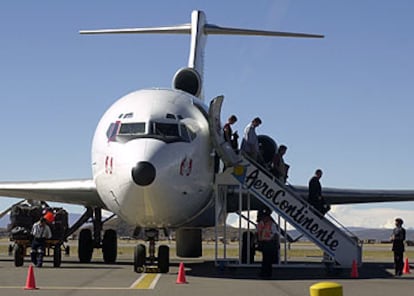 Pasajeros de la compañía Aerocontinente descendiendo de un avión en Juliaca, sur de Perú.