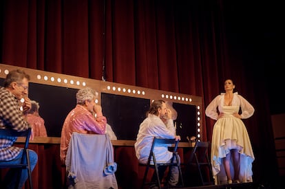 Miembros de El Terrat, en un ensayo de la obra.