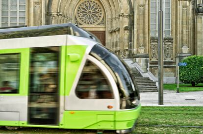 Vitoria, con 42 m² de zonas verdes por persona y 171 km de carril-bici, es una de las ciudades con mayor avance en medio ambiente y movilidad. Su tranvía, inaugurado en 2008, es un icono de sostenibilidad.