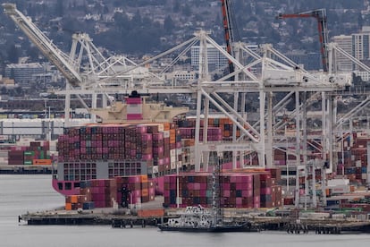 Un carguero en el puerto de Oakland (California), en una imagen de febrero.