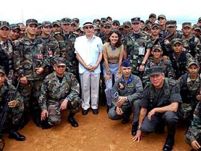 El presidente colombiano, Álvaro Uribe, y la ministra de Defensa, Marta Lucía Ramírez, posan junto a las tropas en el departamento de Arauca.