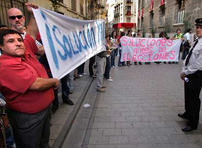 Protesta de centenares de padres y madres de Elda y Elche ante el Palau de la Generalitat, el 9 d&#39;Octubre pasado.