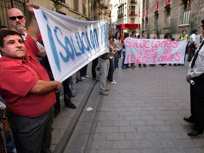 Protesta de centenares de padres y madres de Elda y Elche ante el Palau de la Generalitat, el 9 d'Octubre pasado.
