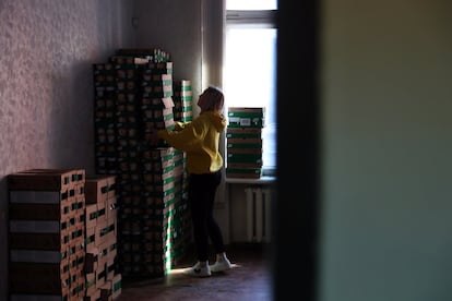 Una voluntaria trabaja en un almacén con ayuda humanitaria en el cuartel general logístico para los ejércitos ucranios, la defensa civil y la ayuda a los refugiados, en Dnipro.
