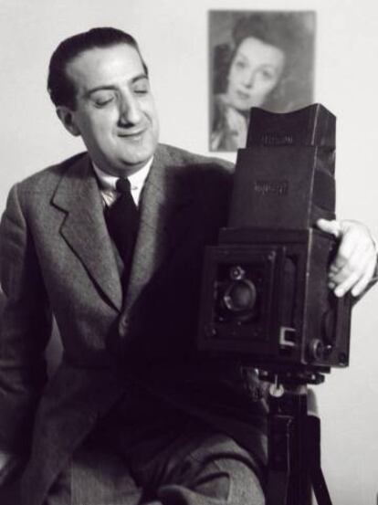 José Demaría Vázque, 'Campúa', pictured in his studio in Madrid, 1942.