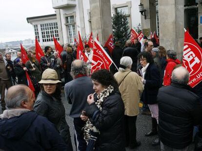 Concentración de trabajadores del Parador de Turismo de Ferrol en contra de su cierre.