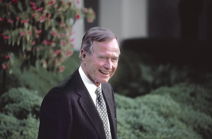 30 DE NOVIEMBRE. Representaba un republicanismo moderado y pragmático que echa chispas en su contraste con la era de Donald Trump. Sus cuatros años de mandato en la Casa Blanca (1989-1993) quedaron marcados por las turbulencias de la política exterior, que navegó con éxito y le concedieron altos niveles de popularidad, pero la crisis económica y su escaso de carisma le impidieron salir reelegido. Simboliza ese tipo de político con el que a Estados Unidos le gusta identificarse, un viejo héroe de guerra cuyas decisiones, más o menos acertadas, superaban los cálculos de la lucha partidista.