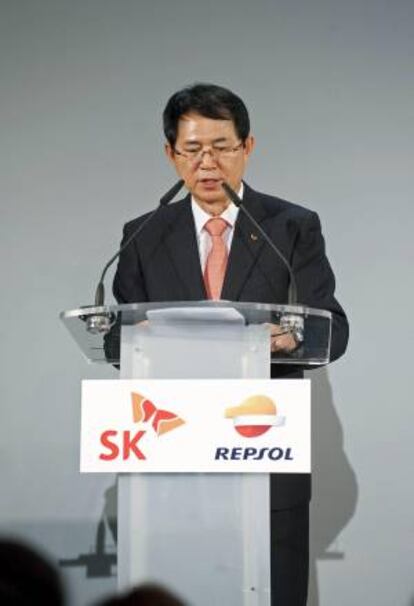 El presidente de SKL, Kwan Ho Choi, durante su intervención en el acto oficial de colocación de la primera piedra de la nueva planta de lubricantes de última generación que pondrá en marcha Repsol con la empresa coreana SKL, en el Valle de Escombreras, y que será la mayor de Europa de estas características.