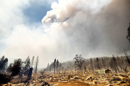 En California el pico de la temporada de incendios se produce habitualmente entre septiembre y noviembre, por lo que todavía quedan varios meses de mucho peligro. En la imagen, viviendas de Greenville destrozadas por el fuego.