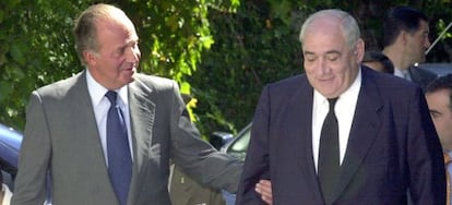 El rey Juan Carlos I, junto a Isidoro Álvarez en 2001.