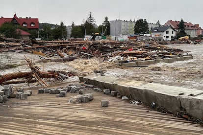 Daños causados por las inundaciones en una calle en Glucholazy (Polonia), el 15 de septiembre. 