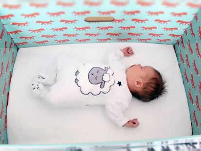 Crece el número de recién nacidos que duermen en cajas en EE UU