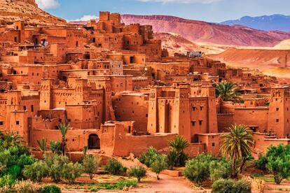 El próximo año <a href="https://elviajero.elpais.com/elviajero/2018/08/08/actualidad/1533740354_864307.html" target="_blank">Marrakech</a> será nombrada primera <a href="https://www.visitmorocco.com/es/blog/marrakech-designada-capital-africana-de-la-cultura-2020" target="_blank">Capital de la Cultura Africana</a> y con este motivo se potenciará más que nunca su rico patrimonio. Además, el país ha mejorado su infraestructura de carreteras y el primer tren de alta velocidad permite viajar de Casablanca a Tánger en solo dos horas. Un buen momento para lanzarse a un país repleto de contrastes paisajísticos y culturales, con museos interesantes (como el de Saint Laurent o el primer museo del norte de África dedicado a las mujeres, ambos en Marrakech), con innumerables connotaciones literarias (por ejemplo, en la ciudad de Tánger), una riquísima arquitectura y patrimonio cultural y gastronómico, y la posibilidad nada desdeñable de hacer una escapada para dormir una noche en pleno desierto del Sáhara. En la imagen, la antigua ciudad fortificada de Ait Ben Haddu, cerca de Uarzazat.