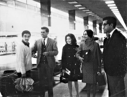 Gabriel García Márquez, Mario Vargas Llosa, Martha Livelli, Mercedes Barcha y José Miguel Oviedo se despiden en el aeropuerto Jorge Chávez de Lima, el 11 de septiembre de 1967. Archivo revista 'Caretas'