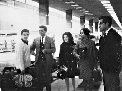 Gabriel García Márquez, Mario Vargas Llosa, Martha Livelli, Mercedes Barcha y José Miguel Oviedo se despiden en el aeropuerto Jorge Chávez de Lima, el 11 de septiembre de 1967. Archivo revista 'Caretas'