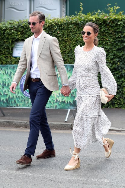 Pippa Middleton. La hermana de Kate Middleton sabe cómo vestir arreglada pero informal para acudir como invitada a un partido de tenis: vestido floral y alpargatas de cuña.
