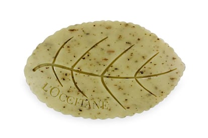 Jabón exfoliante con forma de hoja de L'Occitane (6 euros).