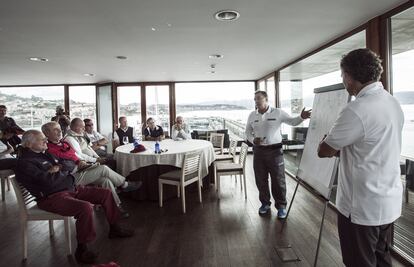 Reunión de las tripulaciones antes de las regatas en el Real Club Náutico de Sanxenxo. A la izquierda de la imagen, con pantalón rojo, José Cusí, armador de la saga Bribón.