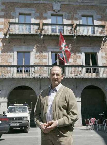 Ángel Yáñez, concejal del PP en Tolosa, frente al Ayuntamiento.