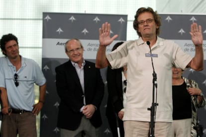 Roque Pascual (derecha) habla a los medios en presencia de su compañero Albert Vilalta (izquierda) y el presidente de la Generalitat, José Montilla.