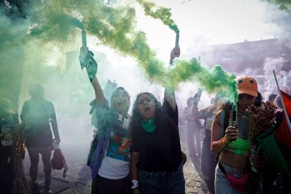 Jóvenes en Ciudad de Guatemala lanzan humo verde en la Plaza de la Constitución.