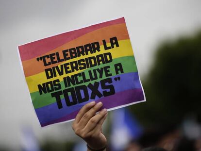 Cartel de un asistente en la última marcha del día del orgullo LGBTI en Managua.