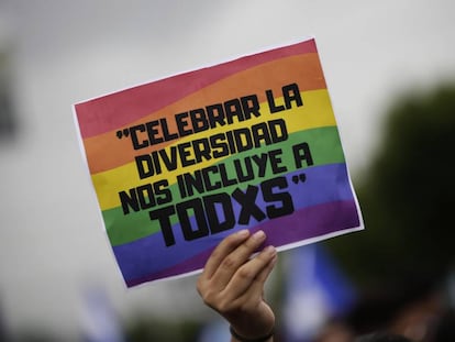 Cartel de un asistente en la última marcha del día del orgullo LGBTI en Managua.