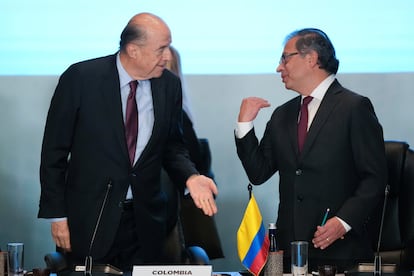 Álvaro Leyva y Gustavo Petro, en Bogotá, Colombia, el 25 de abril de 2023.