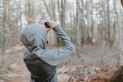 Un niño hace una foto con su móvil