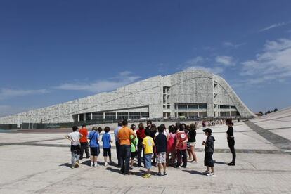 Un grupo de niños realiza una visita a la Cidade da Cultura.