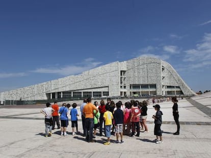 Un grupo de ni&ntilde;os realiza una visita a la Cidade da Cultura.