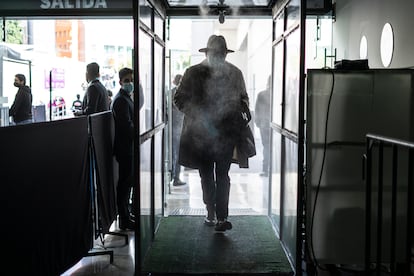 Un hombre pasa a través de un filtro a la entrada de la FIL.